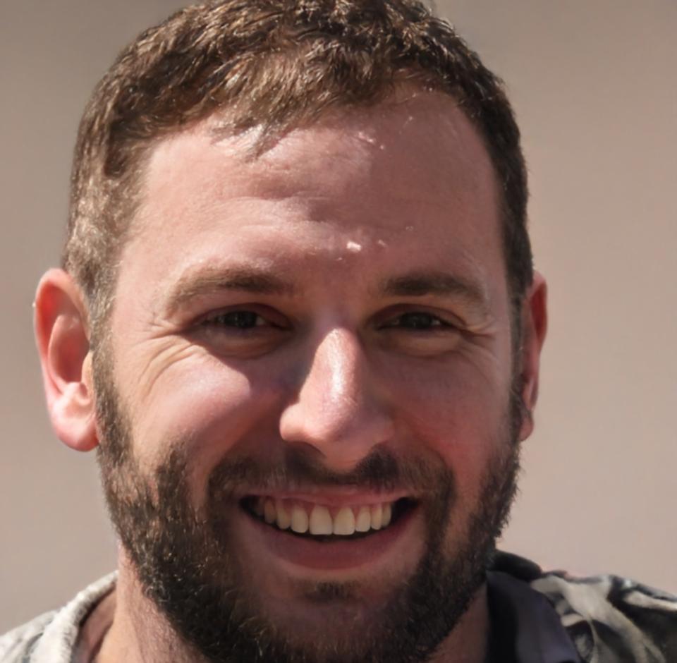 Portret Rareș Vlădescu - instructor principal program educație financiară